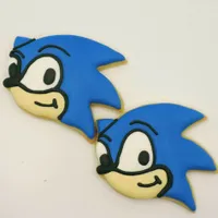 9cm Sonic the Hedgehog head shaped iced cookies with blue frosting and iconic face details